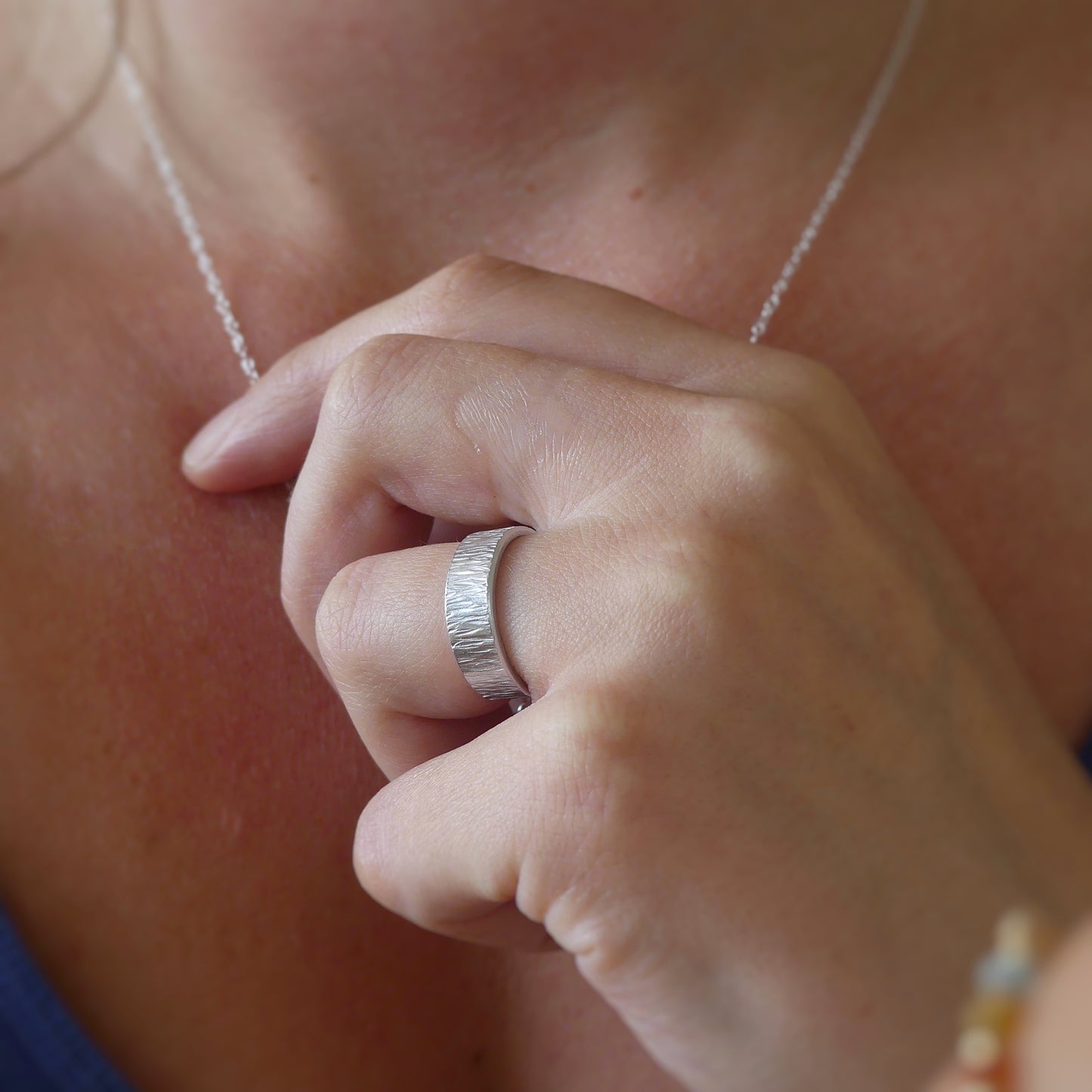 zilveren ring voor hem haar hen met bast patroon