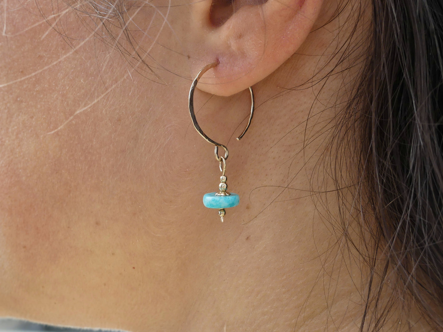 close up van gouden ronde oorbellen met amazoniet rondelle