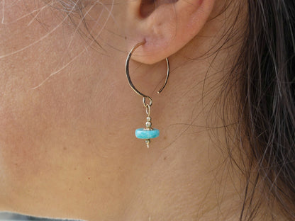 close up van gouden ronde oorbellen met amazoniet rondelle