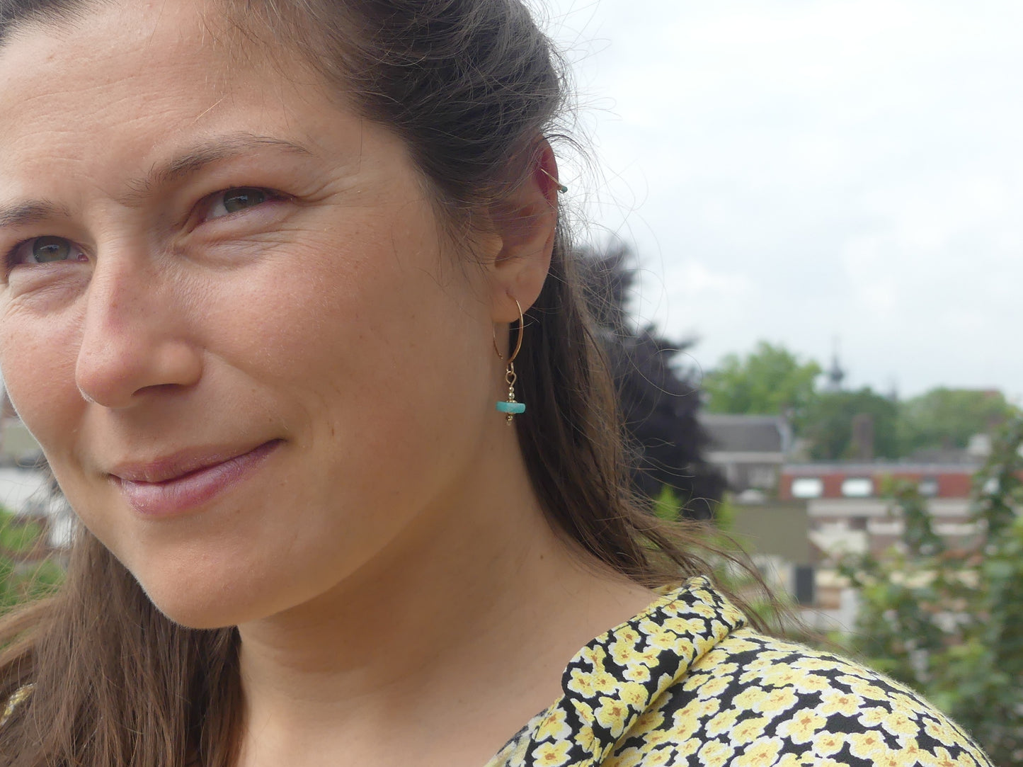 bungelende edelsteen oorbellen met fair edelsteen lichtblauw