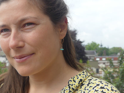 bungelende edelsteen oorbellen met fair edelsteen lichtblauw