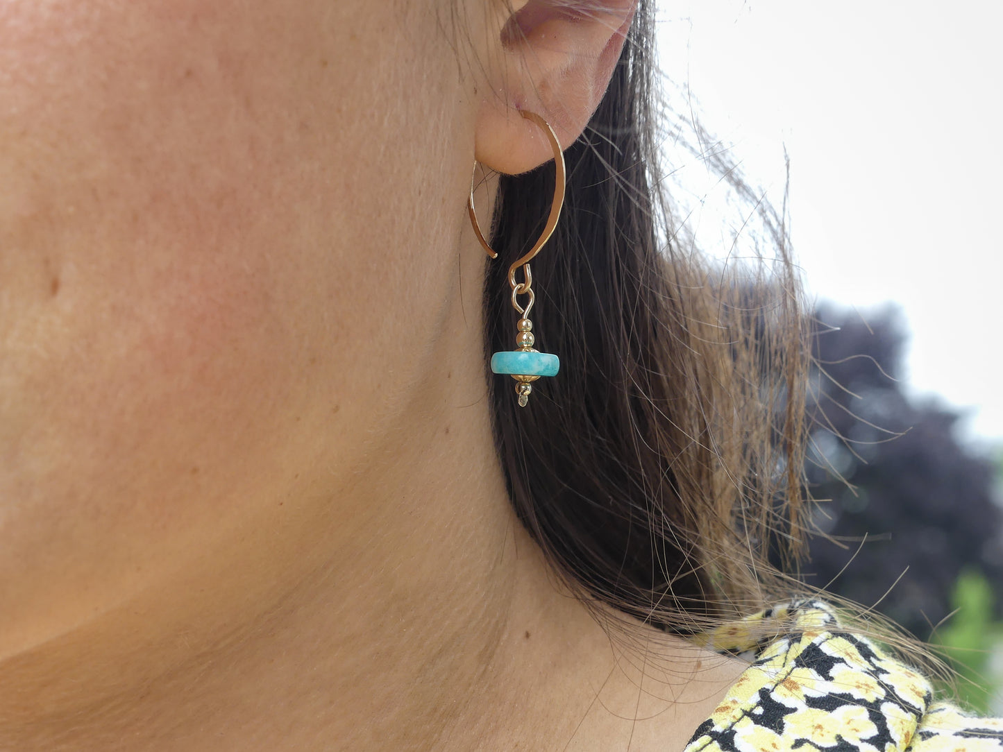 bungelende grote gouden oorbellen met blauwe edelsteen van amazoniet en gouden balletjes