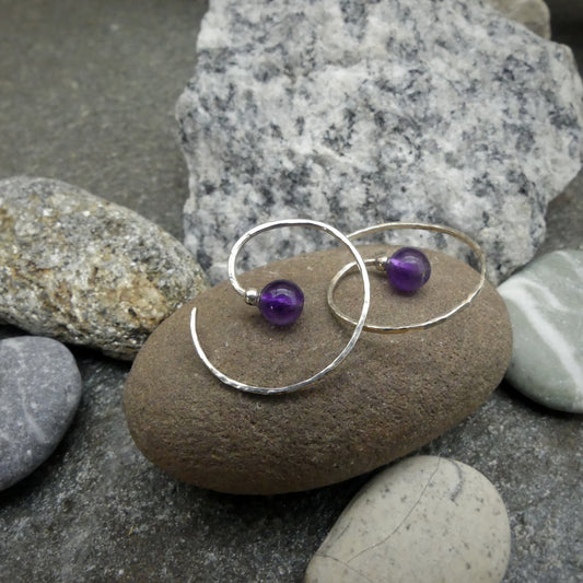 handgemaakte amethist oorbellen van zilver in spiraalvorm