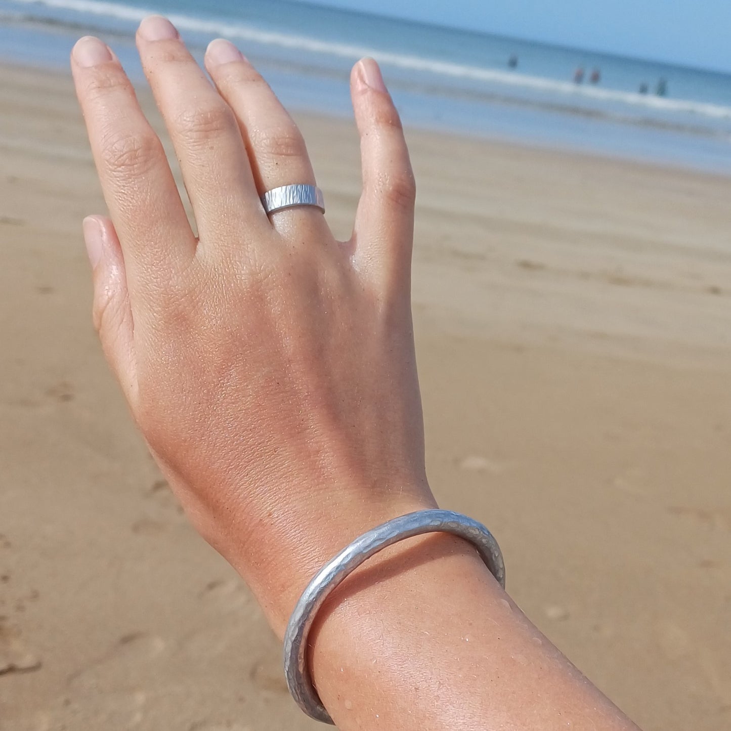 stoere waterproof sieradenset met gehamerde aluminium armband 