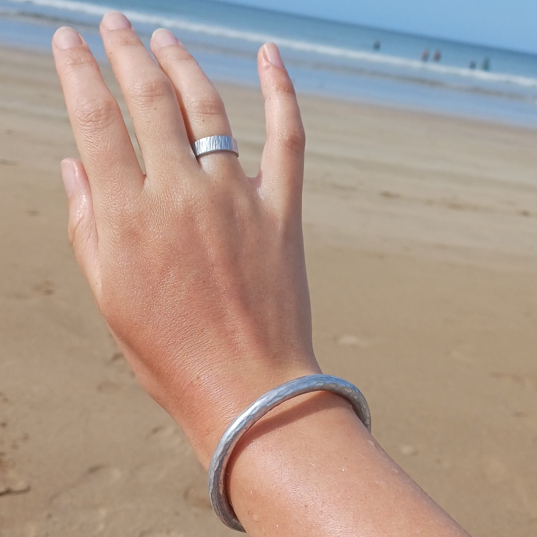 stoere waterproof sieradenset met gehamerde aluminium armband 