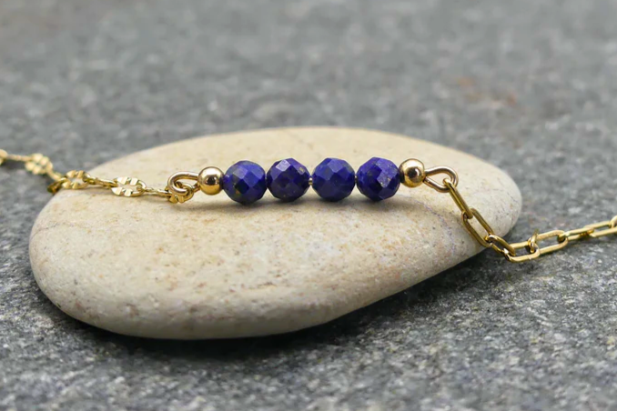 blauwe lapis lazuli armband met gouden schakels in assymetrisch patroon