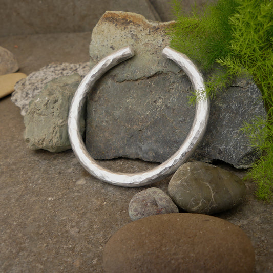 gehamerde unisex cuff armband van zilver aluminium