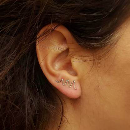 vrouw met zilveren zigzag oorklimmer van stonestreet jewellery