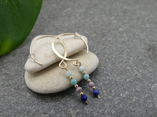 gold filled oorbellen met 4 kleine facet geslepen edelstenen in koele blauwtinten en gouden balletjes