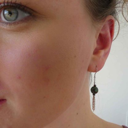 groene edelsteen oorbellen met kwast van mixed rose goud en zilver passnd bij groene ogen