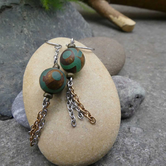mixed metal kwast oorbellen met groene agaat bol stenen