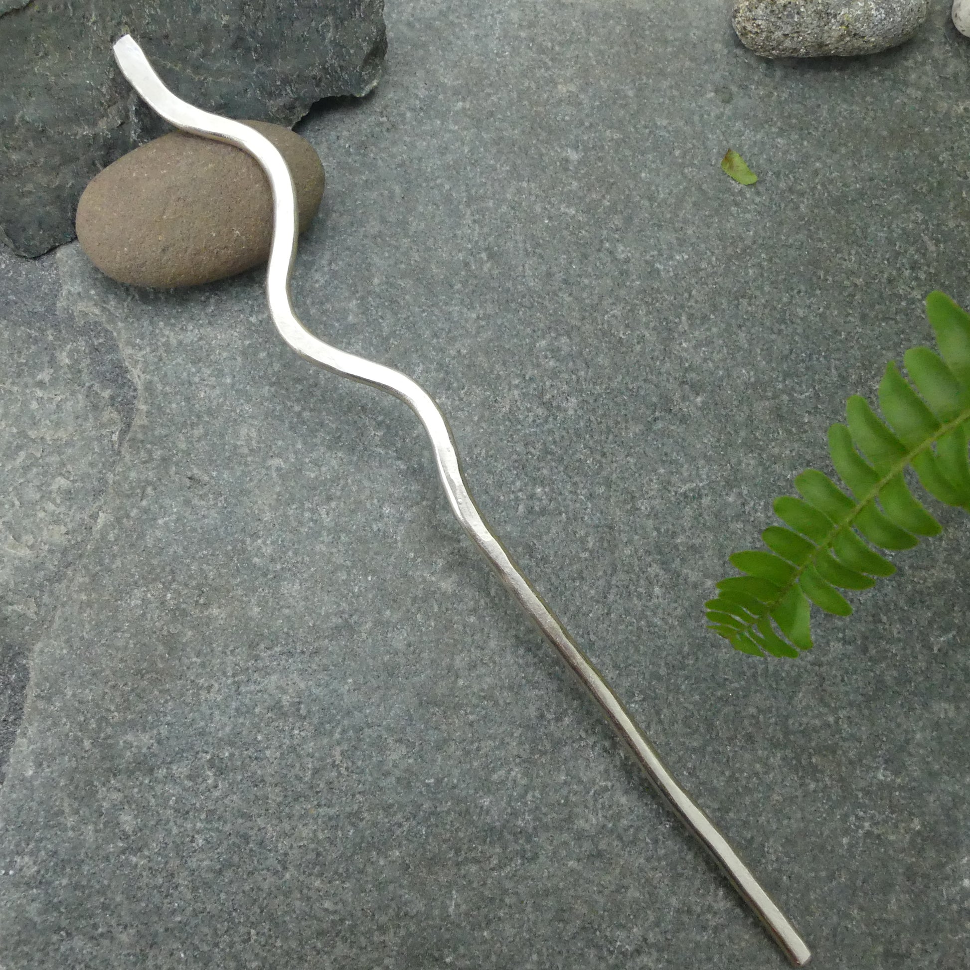 haar pen met gehamerde golven van zilver aluminium