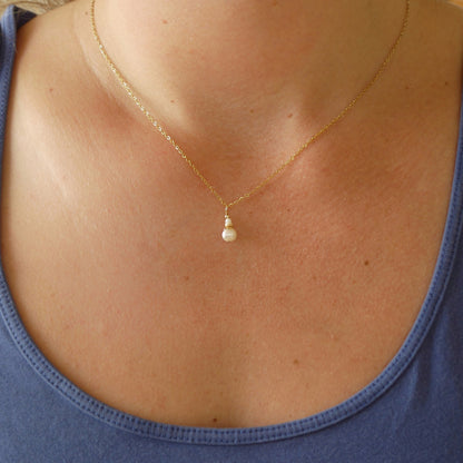 handgemaakte minimalistische parelketting met hangertje