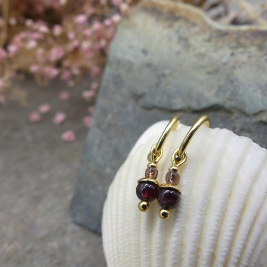 handgemaakte betaalbare oorbellen in goud met natuurlijke granaat edelsteen