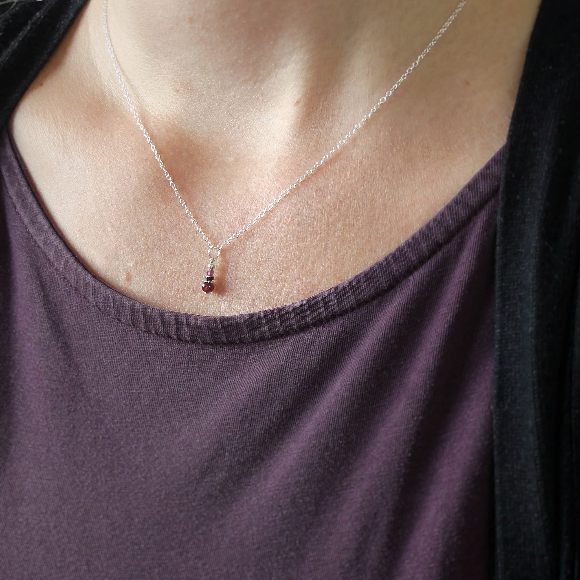zilveren kettinkje met paarse granaat edelsteen subtiel
