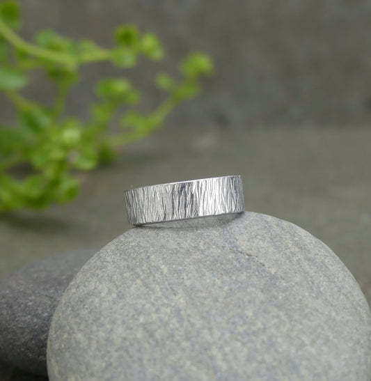 Bast ring van aluminium met gestreept bomen hamerslag patroon 