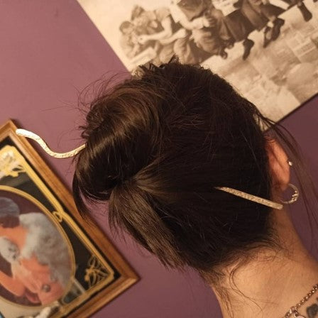 haarspeld in grote knot met kronkel