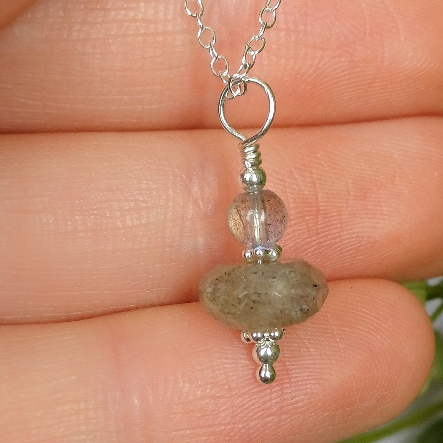 zilveren ketting met een grijs stenen hangertje van labradoriet in oosterse lamp vorm