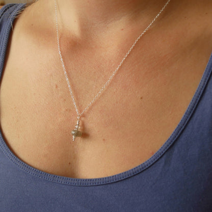 fijn zilveren ketting met transparante grijze edelsteen hanger lucky charm