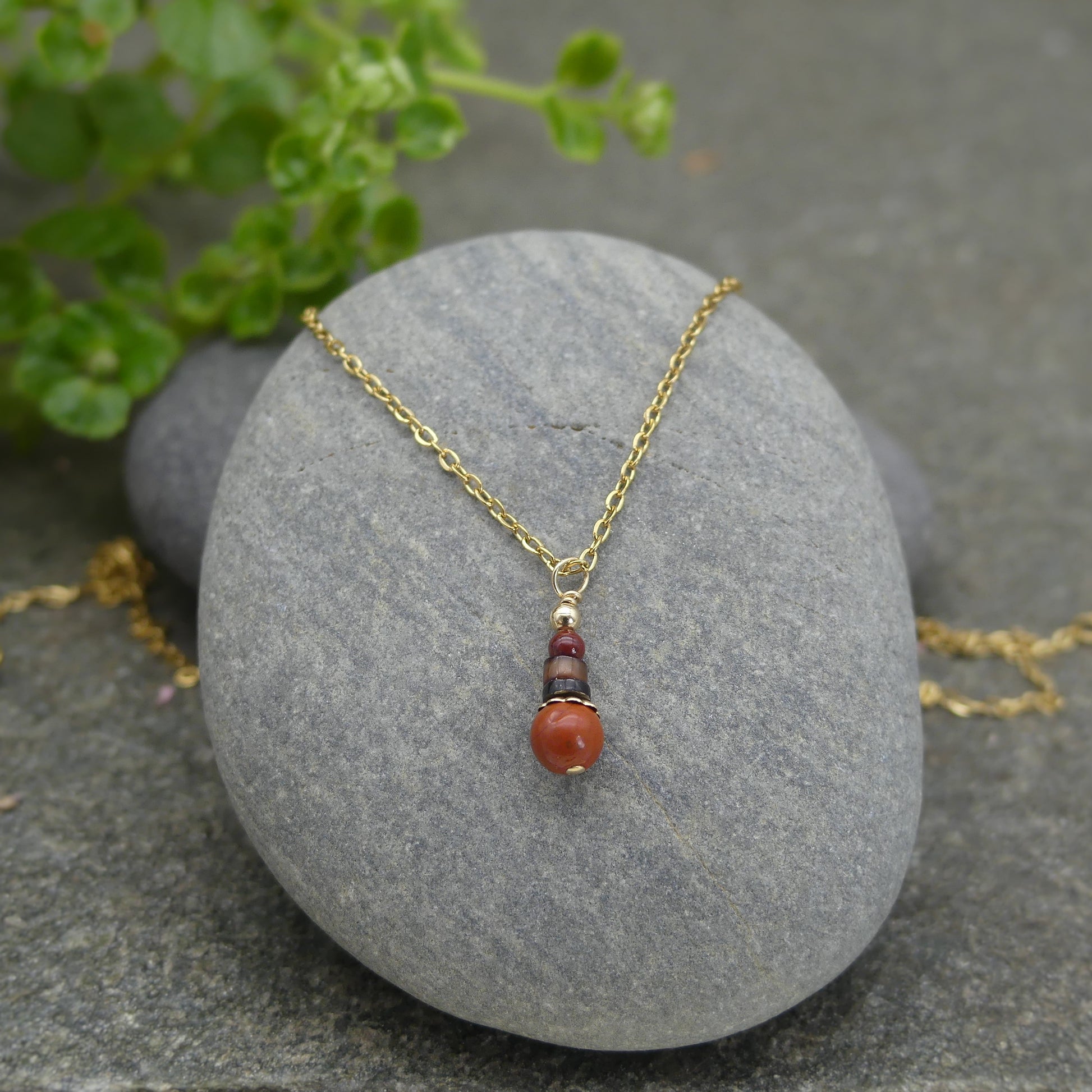 minimalistische ketting goud met rode jaspis edelsteen en schelp voor dames