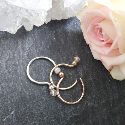 kleine oorringetjes 8 mm met bergkristal van 2 mm in zilver goud of rose goud
