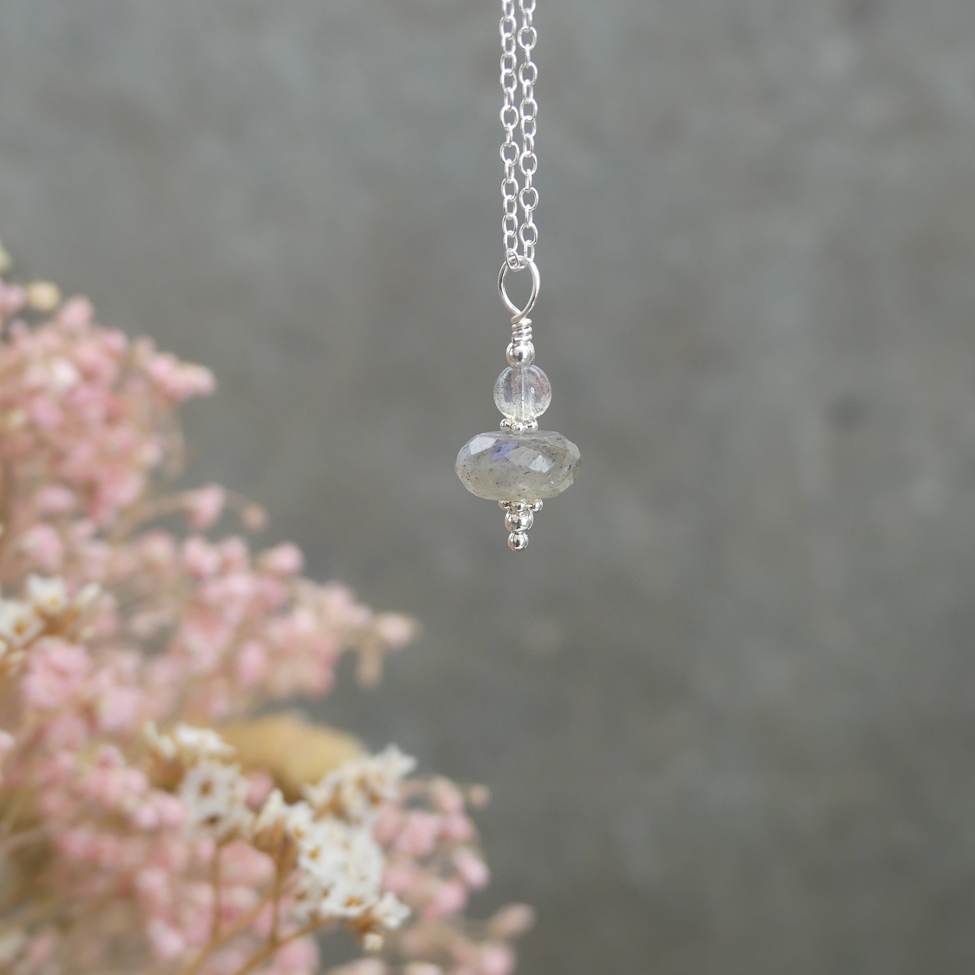 duurzaam zilveren kettinkje met labradoriet pendel voor dames