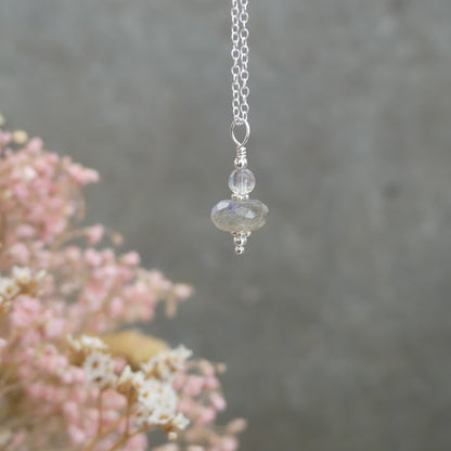 duurzaam zilveren kettinkje met labradoriet pendel voor dames