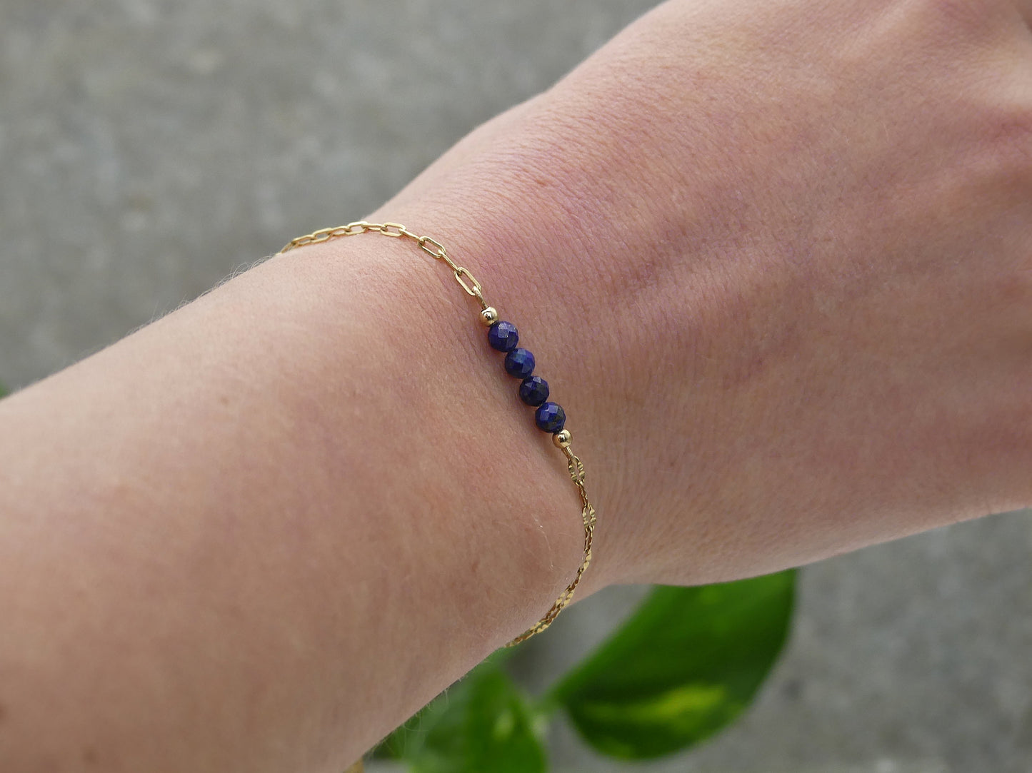 assymetrische schakelarmband met donkerblauwe lapis lazuli steentjes winter kleuren