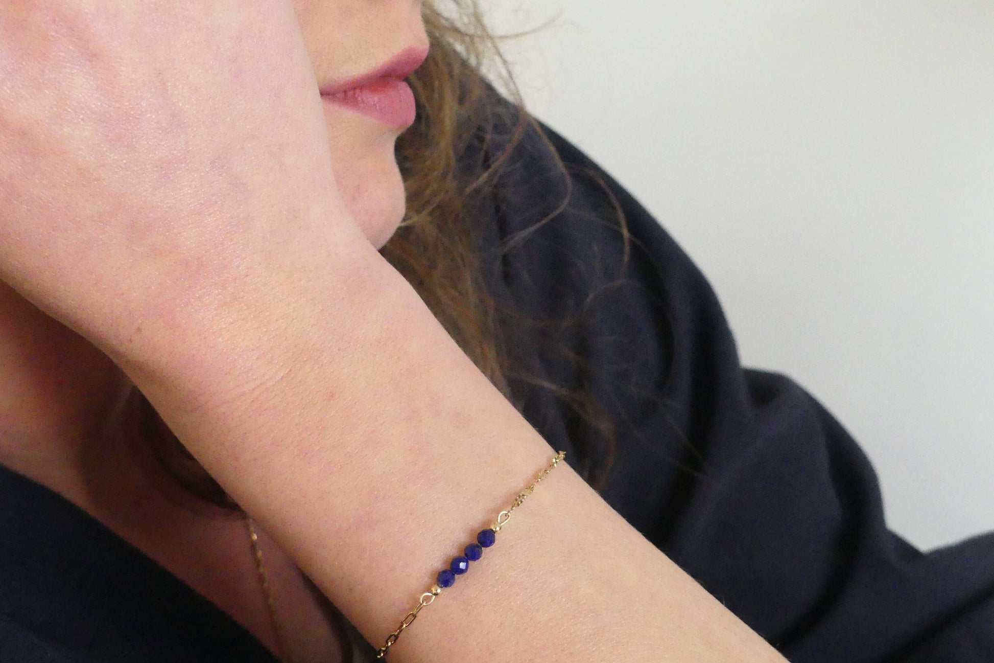 vriendschapsarmband met lapis lazuli emt fijne gouden schakeltjes die niet verkleuren