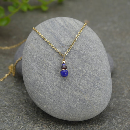 handgemaakte gouden ketting met blauwe bedel van lapis lazuli