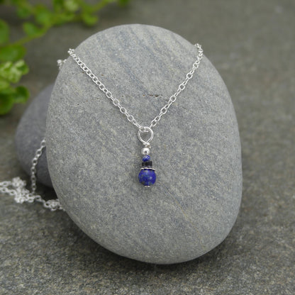 handgemaakte ketting van zilver met blauwe lapis lazuli druppel hanger