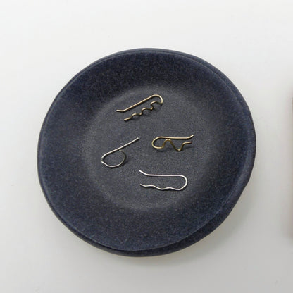 blauw aardewerk schaaltje met 4 losse oorbellen in verschillende handgemaakte vormen