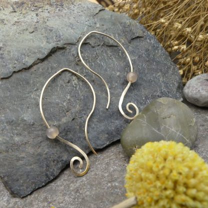 sierlijke edelsteen oorbellen met spiralen van fijn goud voor dames