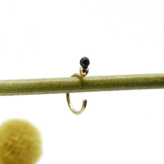 14kt gevuld gouden oorringetje met zwart steentje