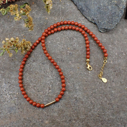 natuurstenen kralenketting in rode herfstkleuren van jaspis en goud