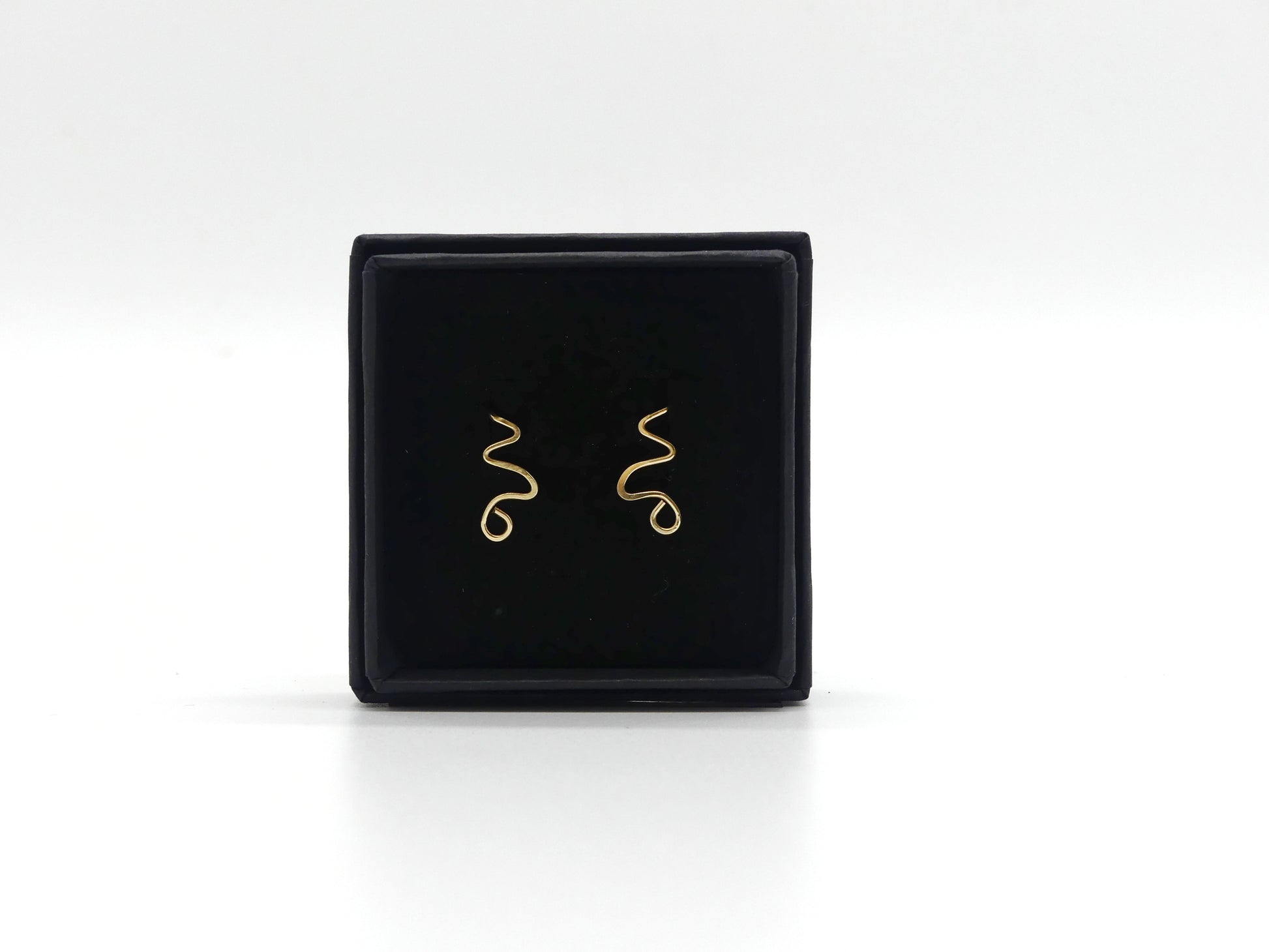 gouden oorklimmers in engel vorm in zwart sieraden doosje