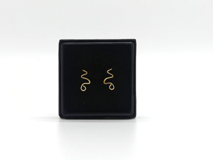 gouden oorklimmers in engel vorm in zwart sieraden doosje