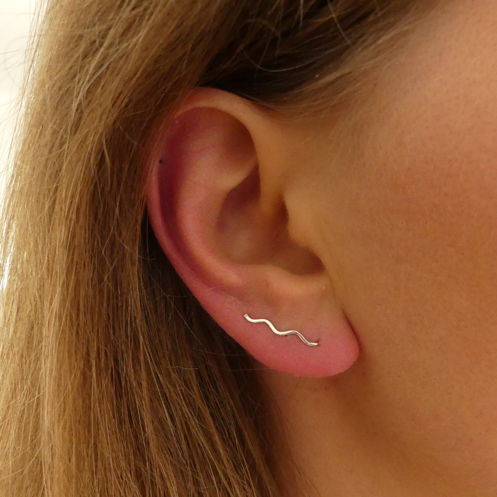 gehamerde oorklimmer van stonestreet jewellery van zilver oceaan geinspireerd