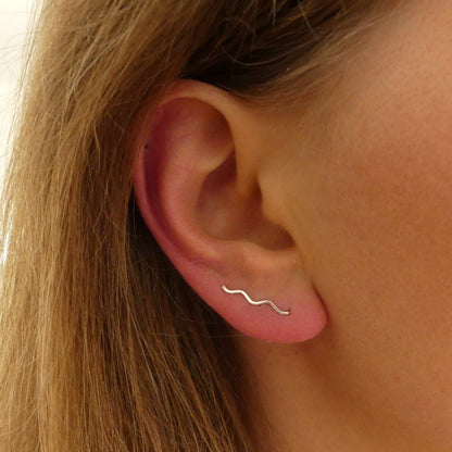 gehamerde oorklimmer van stonestreet jewellery van zilver oceaan geinspireerd