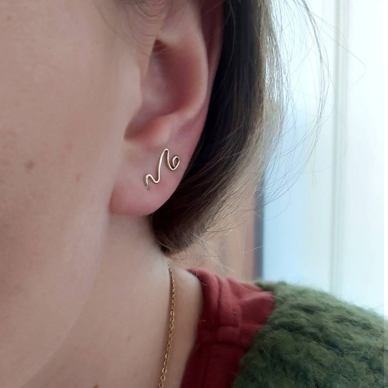 vrouw met winter kleding draagt engel oorklimmer kerst cadeau en face