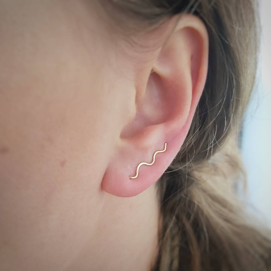 14 karaat goud gevulde oorklimmer met kronkel golven handgevormd