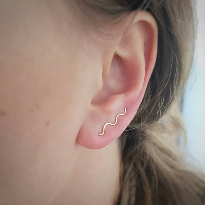 14 karaat goud gevulde oorklimmer met kronkel golven handgevormd