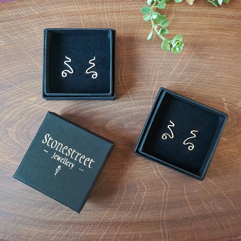 twee stonestreet jewellery sieraden doosjes met de engel oorklimmers in zilver en goud