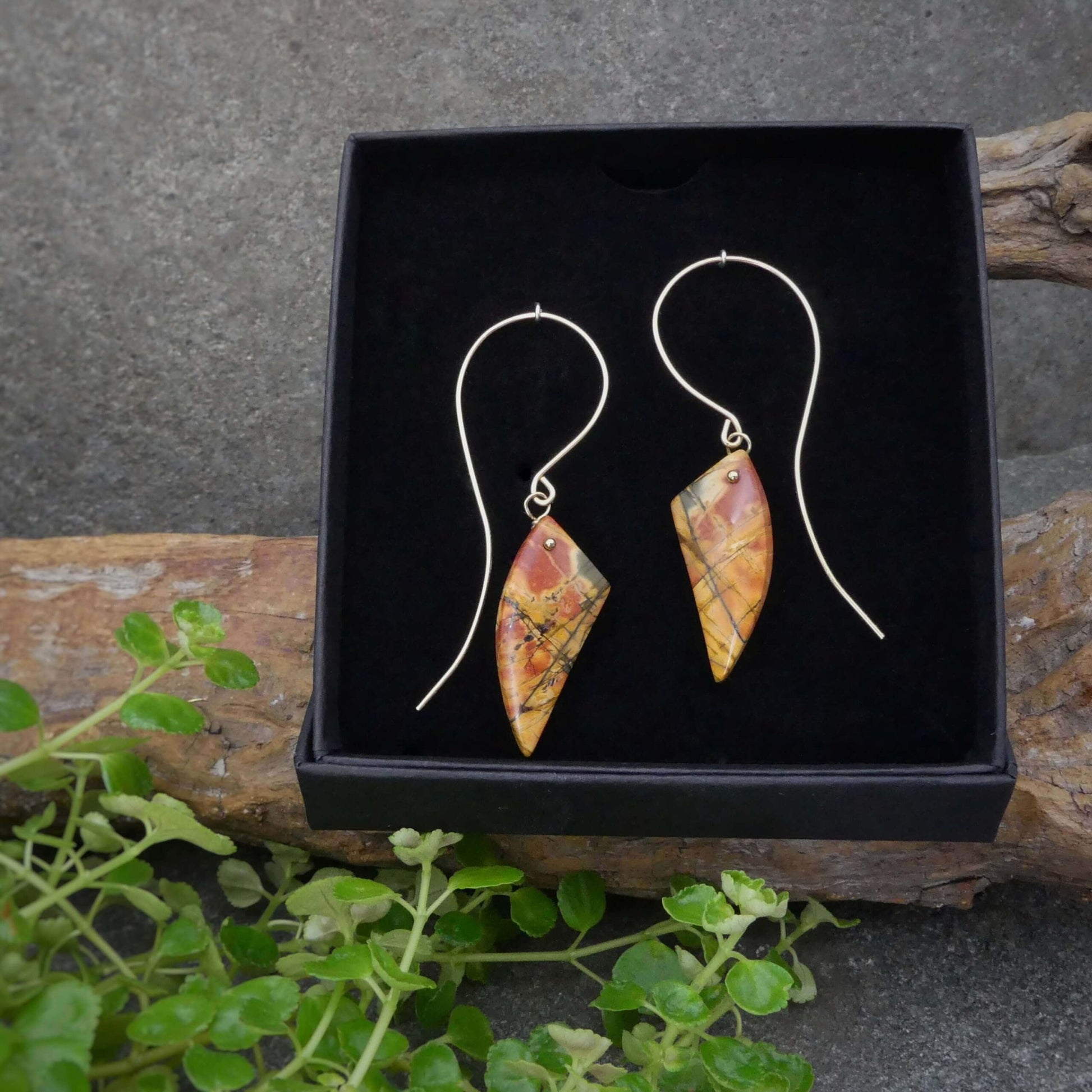 luxe edelsteen oorbellen in herfst kleuren oranje rode beek jaspis oorbellen van gold filled in vleugelvorm
