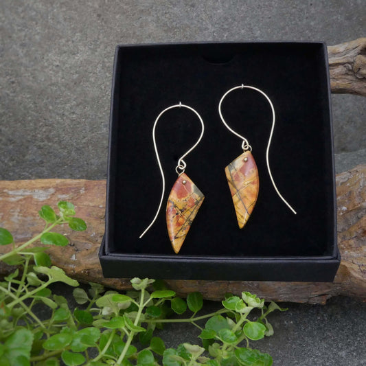 luxe edelsteen oorbellen in herfst kleuren oranje rode beek jaspis oorbellen van gold filled in vleugelvorm