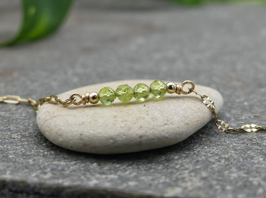 geslagen paperclip armband goud met facet geslepen fonkelende peridot in lichtgroen