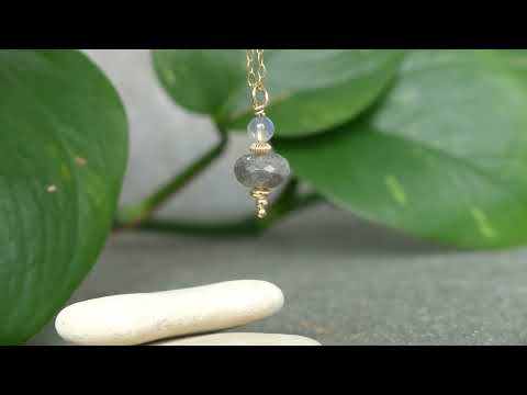 filmpje met pendelende labradoriet afgewerkt met gold filled