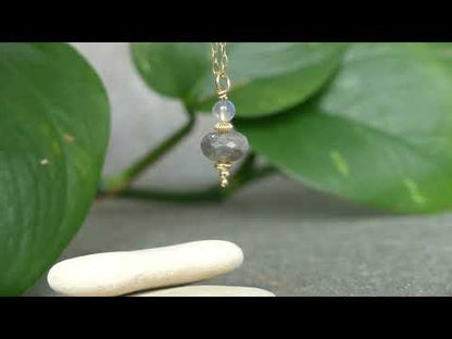 filmpje met pendelende labradoriet afgewerkt met gold filled