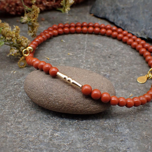 korte ketting van kralen van rode jaspis stenen 4mm afgewerkt in goud met goud gevulde bar als eyecatcher