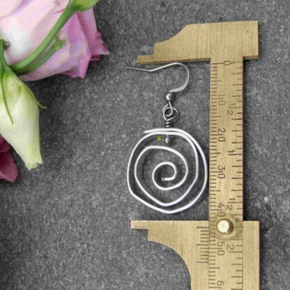 spiraal bloem oorbellen zilver 4 centimeter